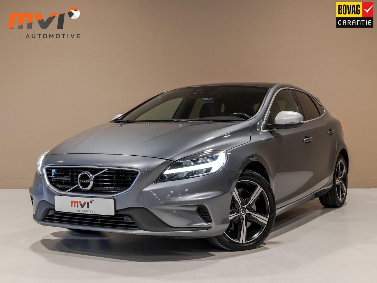 Volvo V40 - 1.5 T3 R-Design Polar+ / 152pk / Panorama dak / Trekhaak / Harman Kardon / - AutoWereld.nl