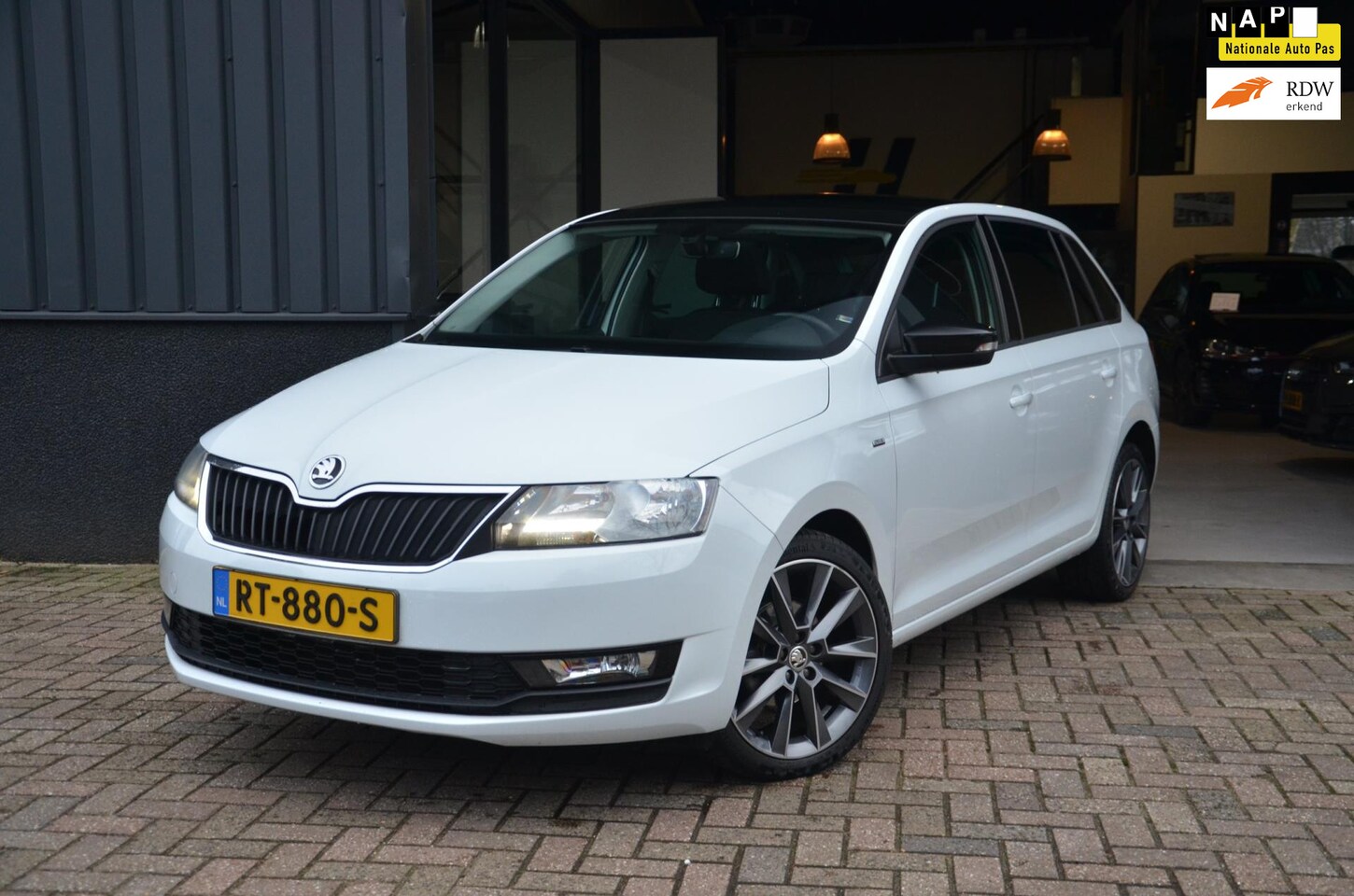 Skoda Rapid Spaceback - 1.0 TSI Panoramadak, Stoelverwarming, Navi, Diamondstiksel, 17inch LM, Clima - AutoWereld.nl