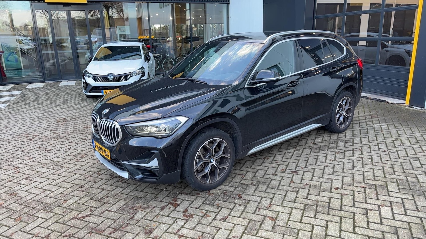 BMW X1 - sDrive20i Business Edition Plus | AUTOMAAT | Navigatie | Sportstoelen | Panoramisch dak | - AutoWereld.nl