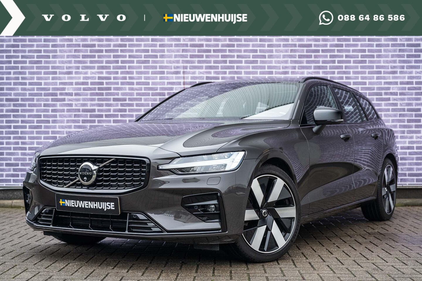 Volvo V60 - B3 Automaat Plus Dark | Parkeerverwarming | Trekhaak | 360° Camera | Contourstoelen met ge - AutoWereld.nl