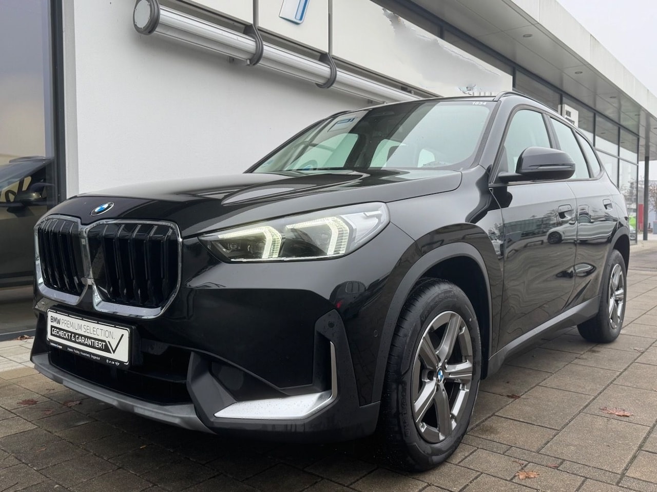 BMW X1 - sDrive18i ** ADAPT. LED, NAVI+, TREKH, KEYLESS, M-STUUR, VERW. VOORST ** 1e EIG - UNFALLFR - AutoWereld.nl