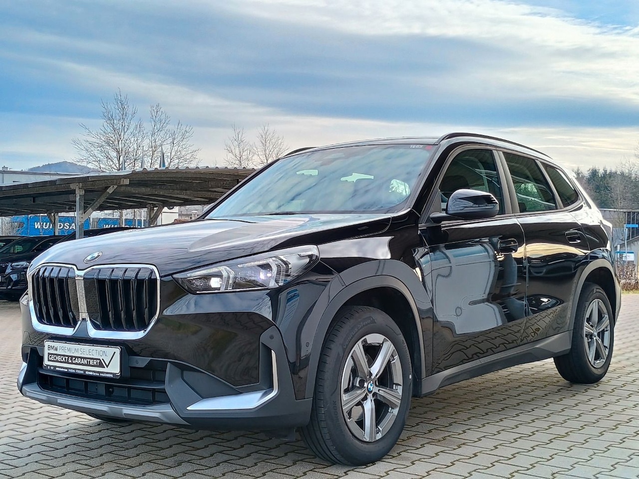 BMW X1 - sDrive18i ** ADAPT. LED, NAVI+, TREKH, KEYLESS, M-STUUR, VERW. VOORST ** 1e EIG - UNFALLFR - AutoWereld.nl