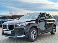 BMW X1 - sDrive18i * ADAPT. LED, NAVI+, TREKH, KEYLESS, M-STUUR, VERW. VOORST * 1e EIG - UNFALLFREI