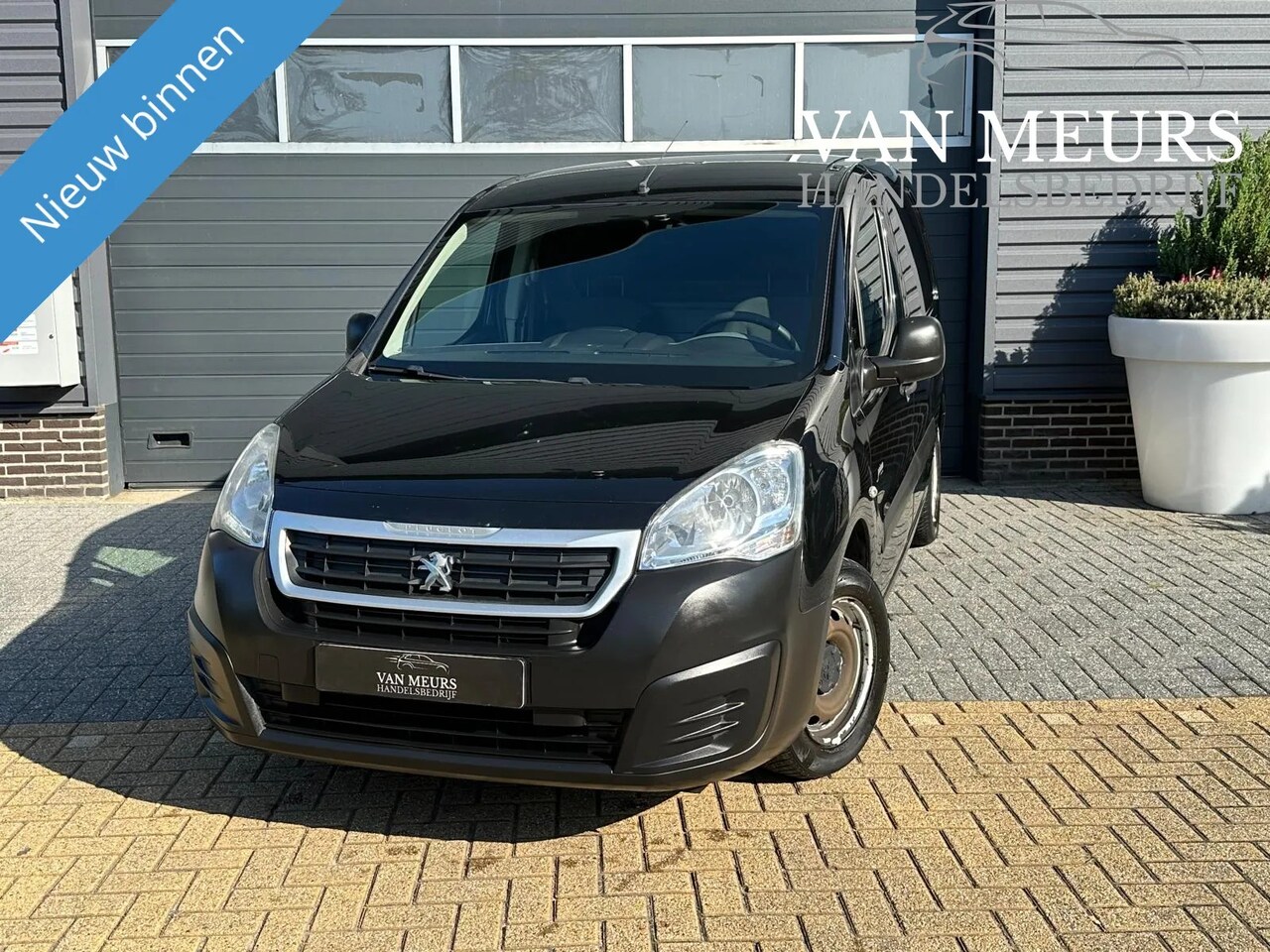 Peugeot Partner - 120 1.6 BlueHDi 75 L1 XR 120 1.6 BlueHDi 75 L1 XR, trekhaak, elektrische ramen, apk 01-2025 - AutoWereld.nl