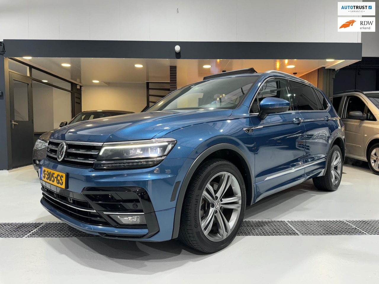 Volkswagen Tiguan - 2.0 TSI DSG R-Line 4Motion Pano|360|Memory - AutoWereld.nl