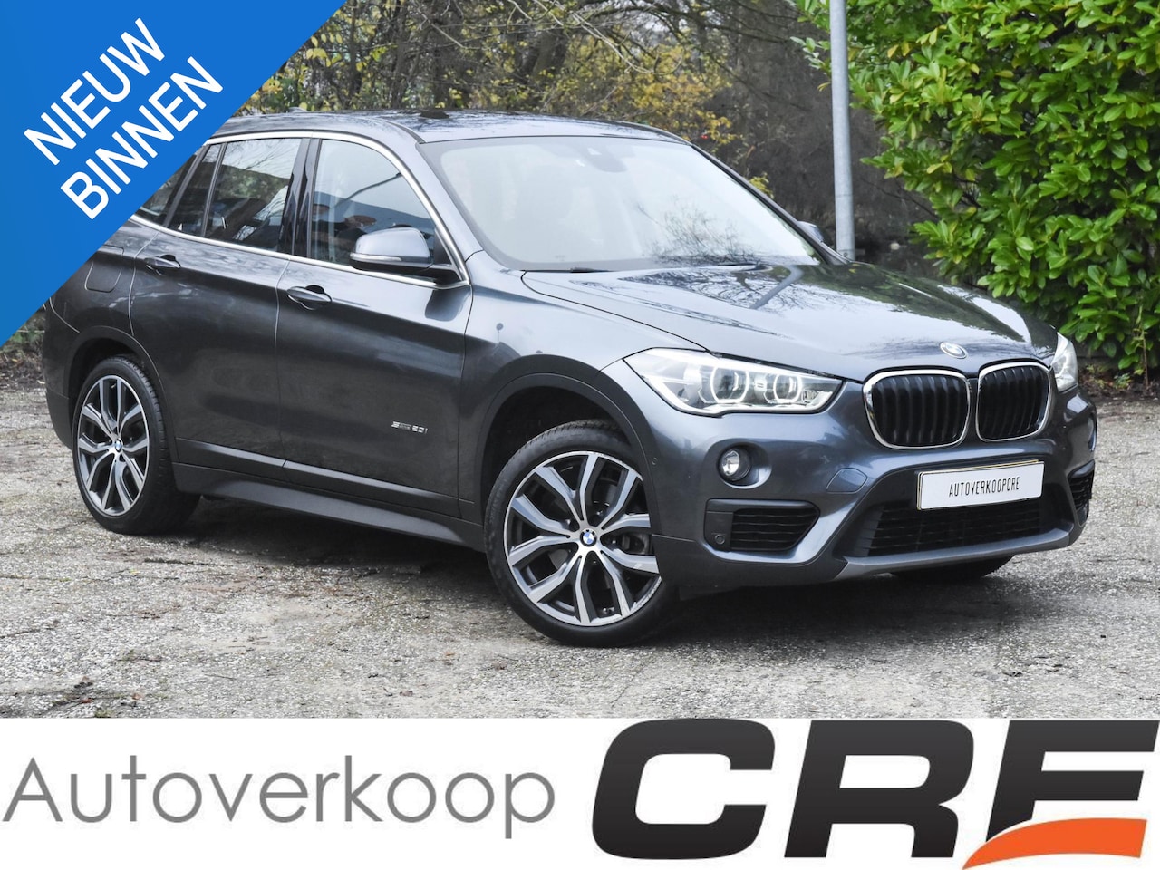 BMW X1 - sDrive20i / automaat / 2e eig. / HUD / pano-dak / zwart leer / trekhaak / 19" LM-velgen / - AutoWereld.nl