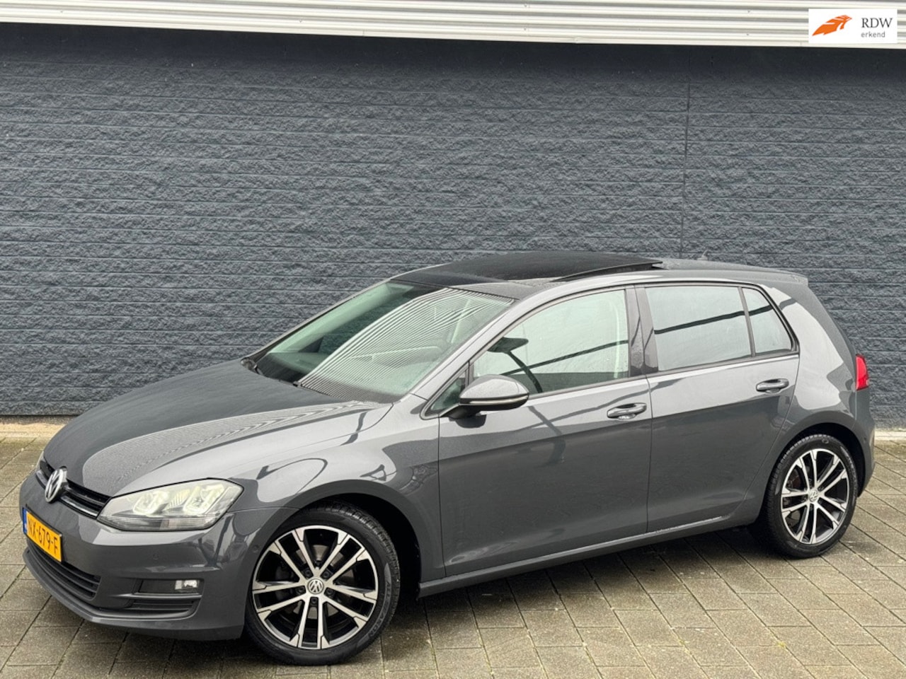 Volkswagen Golf - 2.0 TDI DSG Highline PANO/NETTE STAAT - AutoWereld.nl