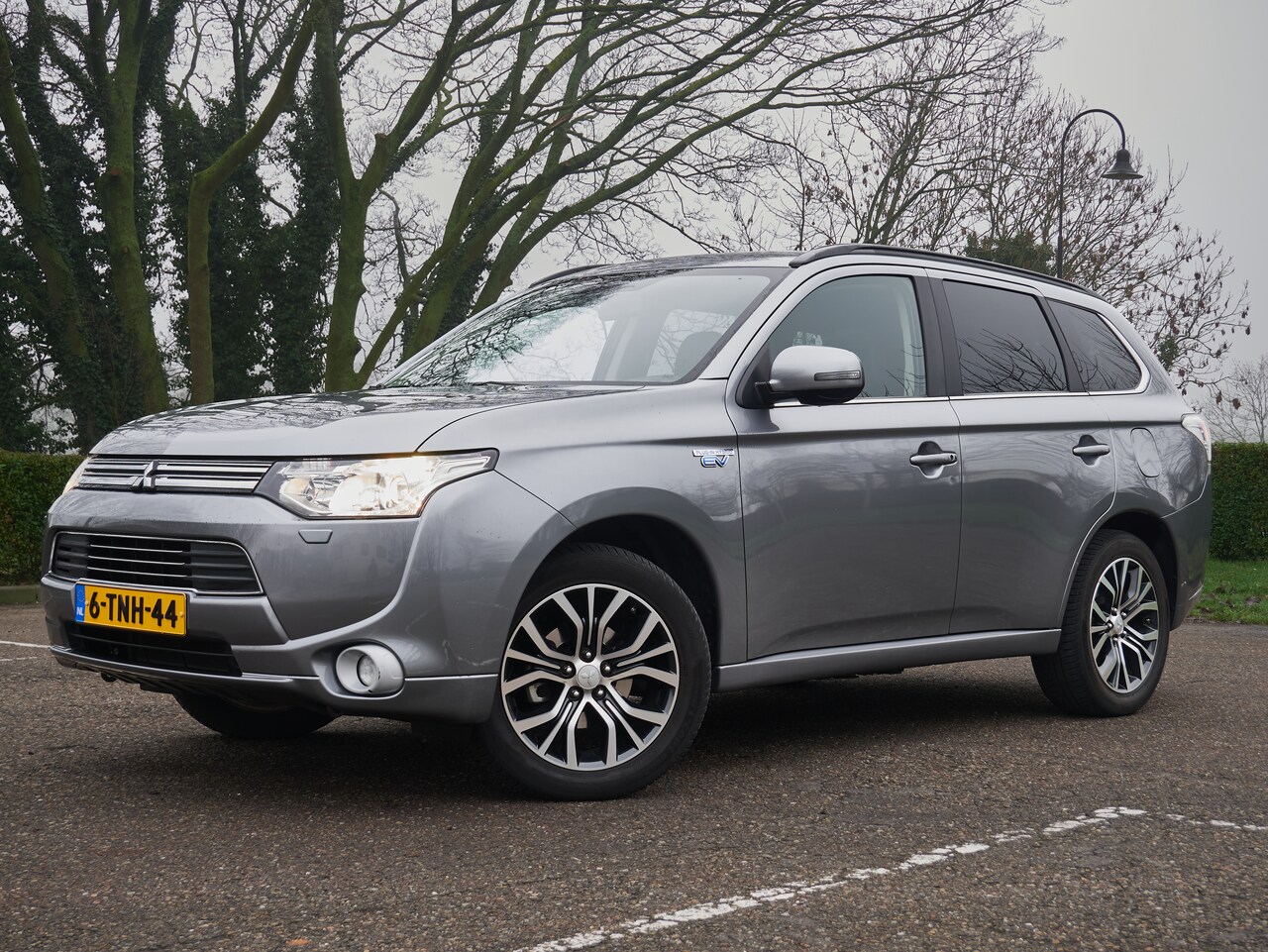 Mitsubishi Outlander - 2.0 PHEV instyle Pano Leder NAP Xenon Trekhaak 2e eigenaar - AutoWereld.nl