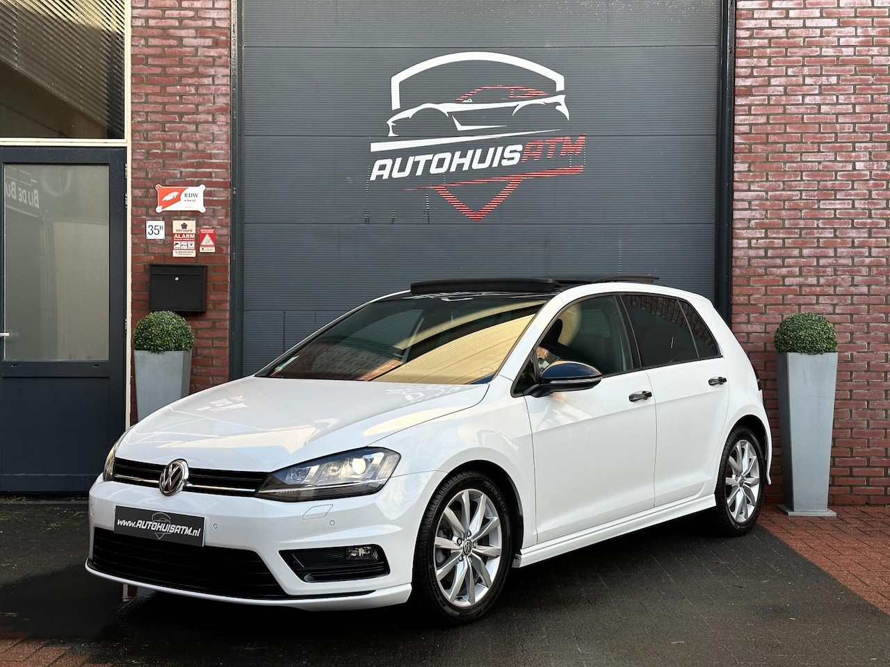 Volkswagen Golf - 1.4 TSI 150pk 3x R-line Pano Dsg Stoelvw Climatr Bixenon Navi - AutoWereld.nl