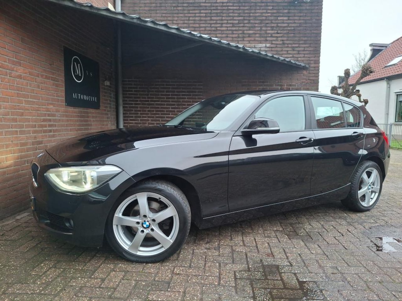 BMW 1-serie - 116i High Executive 136PK Automaat / Navigatie / Led Verlichting / Stoelverwarming / Parke - AutoWereld.nl