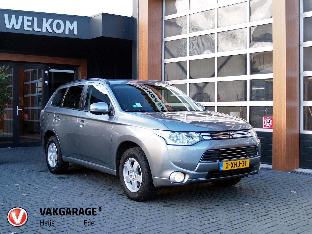 Mitsubishi Outlander - 2.0 PHEV Business Edition | Camera | Trekhaak | Cruise Control | Navi | - AutoWereld.nl