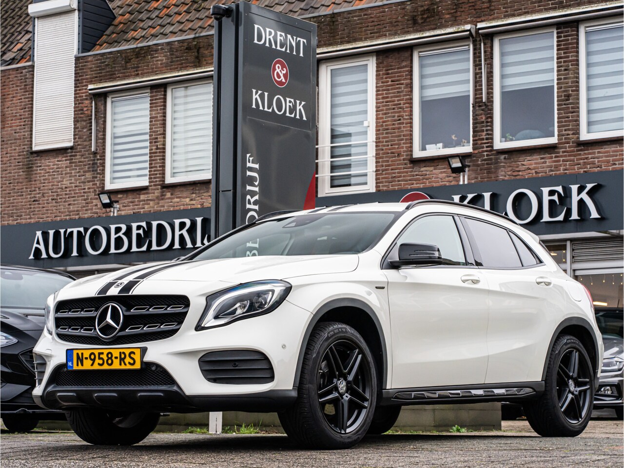 Mercedes-Benz GLA-Klasse - 180 Business Solution AMG CAMERA TREKHAAK NIGHT PAKKET STOELVERW LED NAVI 61000KM!! - AutoWereld.nl