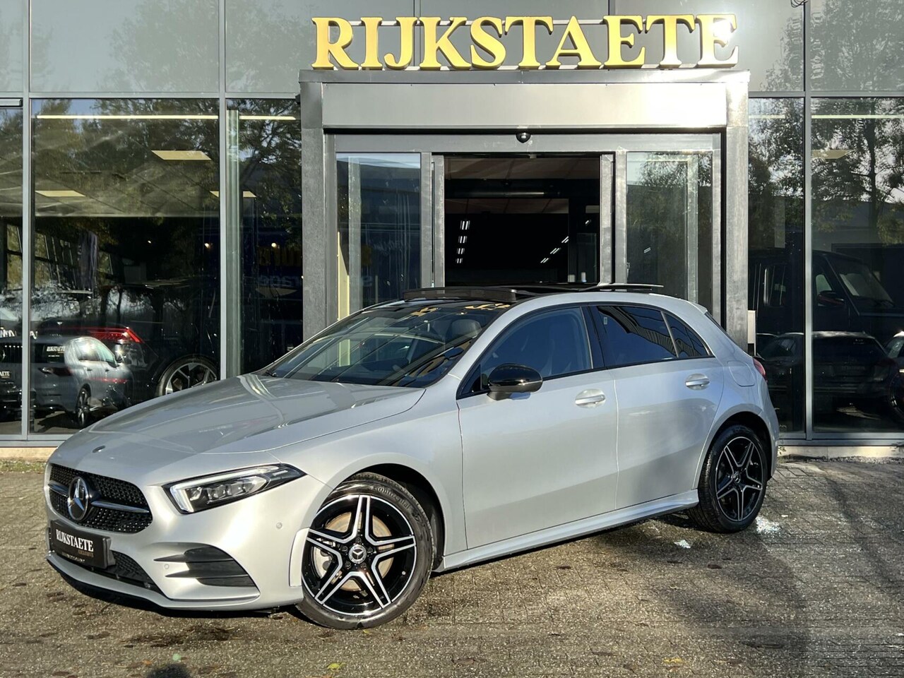 Mercedes-Benz A-klasse - a250e AMG|PANO|360°|18''|MASSAGE|TREKHAAK - AutoWereld.nl