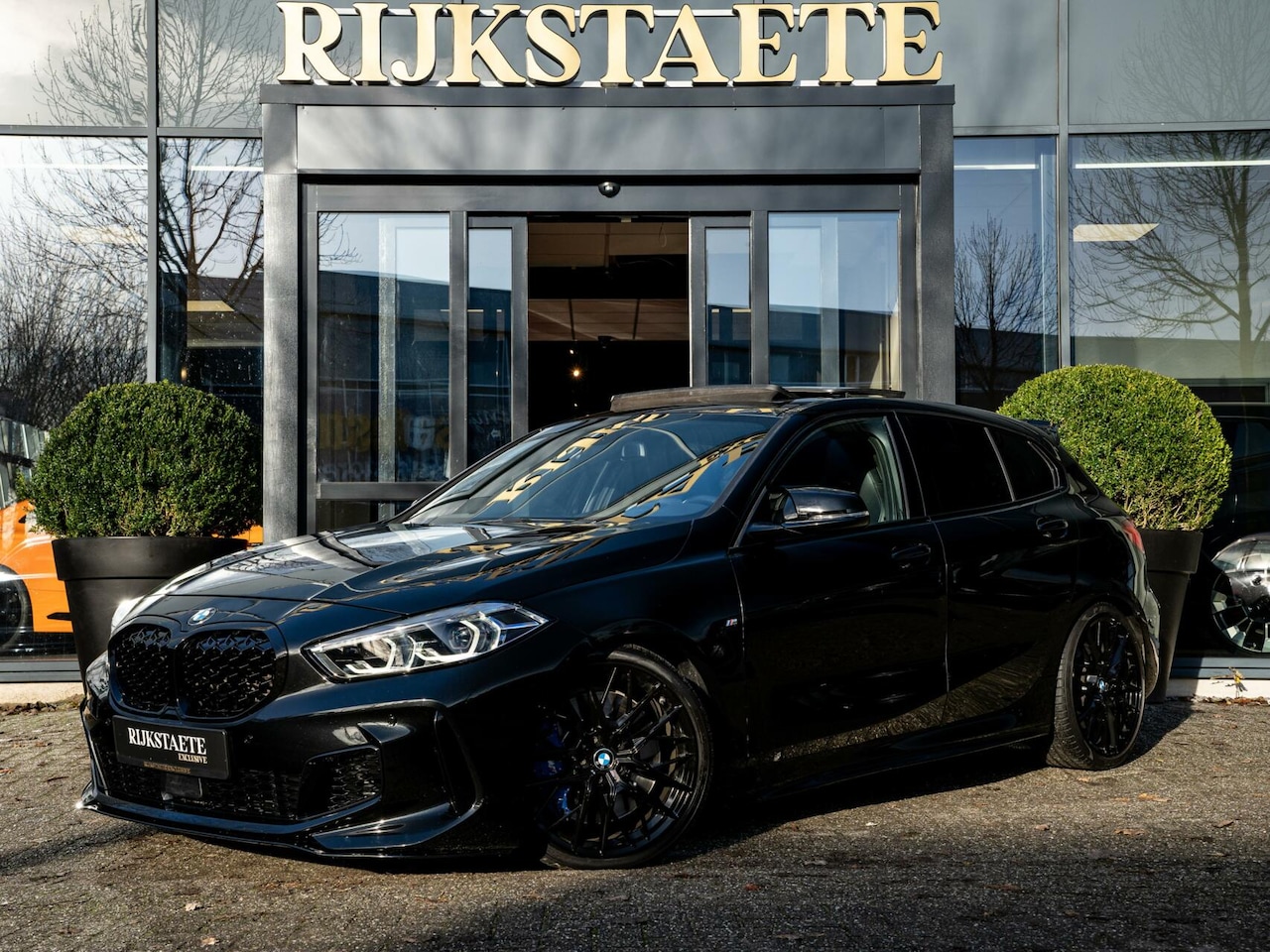 BMW 1-serie - M135i xDrive High Executive|PANO|MAXTON|19'' - AutoWereld.nl