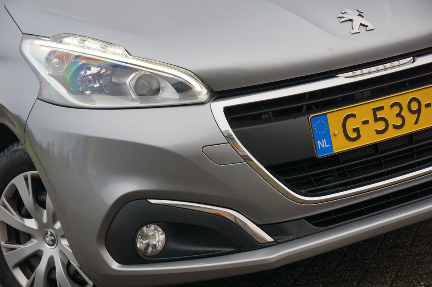 Peugeot 208 - 1.2 PureTech Blue Lease Active - Gris Aluminium - Carplay/Cruise - AutoWereld.nl