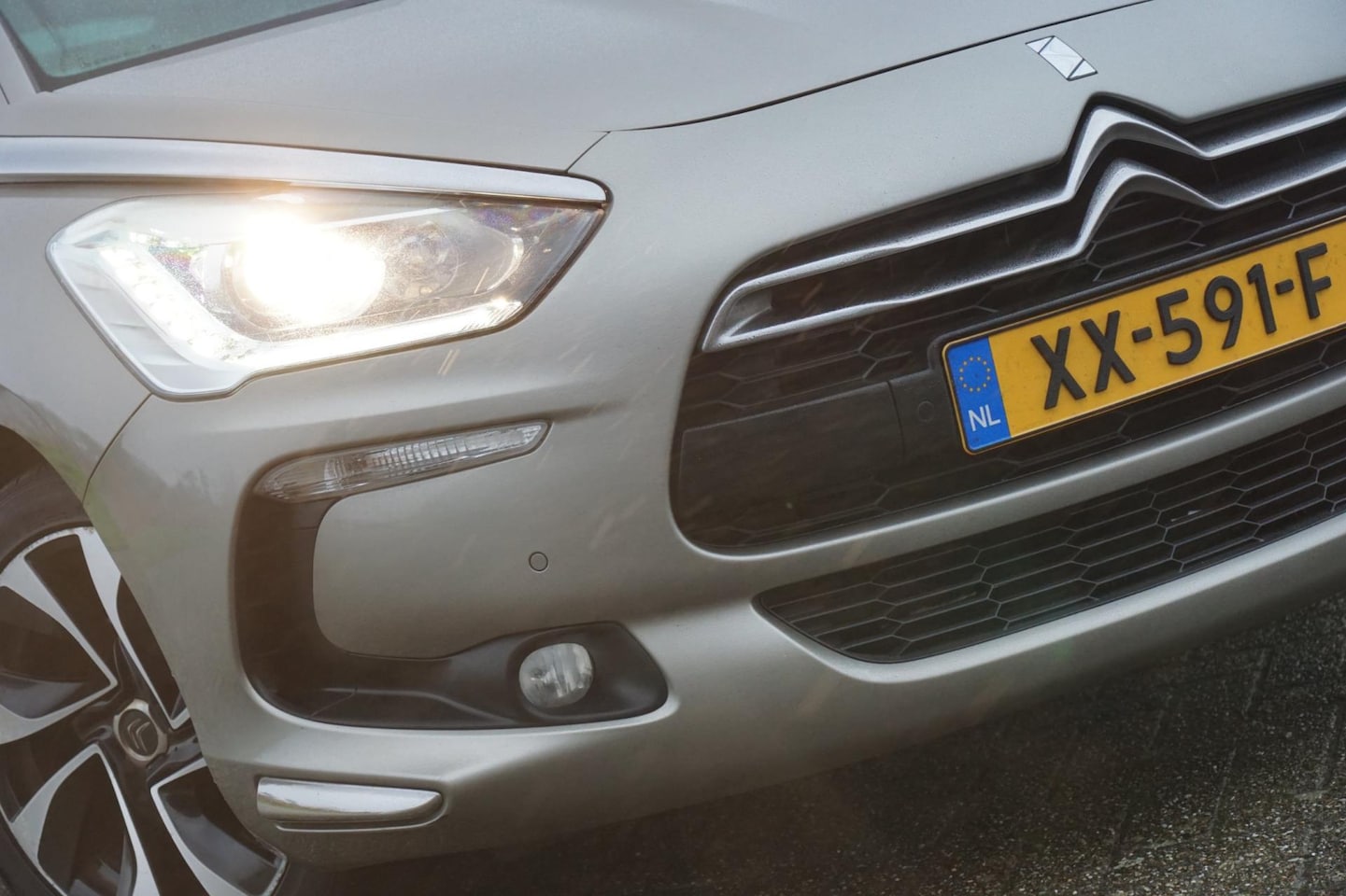 Citroën DS5 - 1.6 156PK So Chic AUT | Vapor Grey | Vol-Leder/Airdream/Navi/Clima/Keyless - Chique auto! - AutoWereld.nl