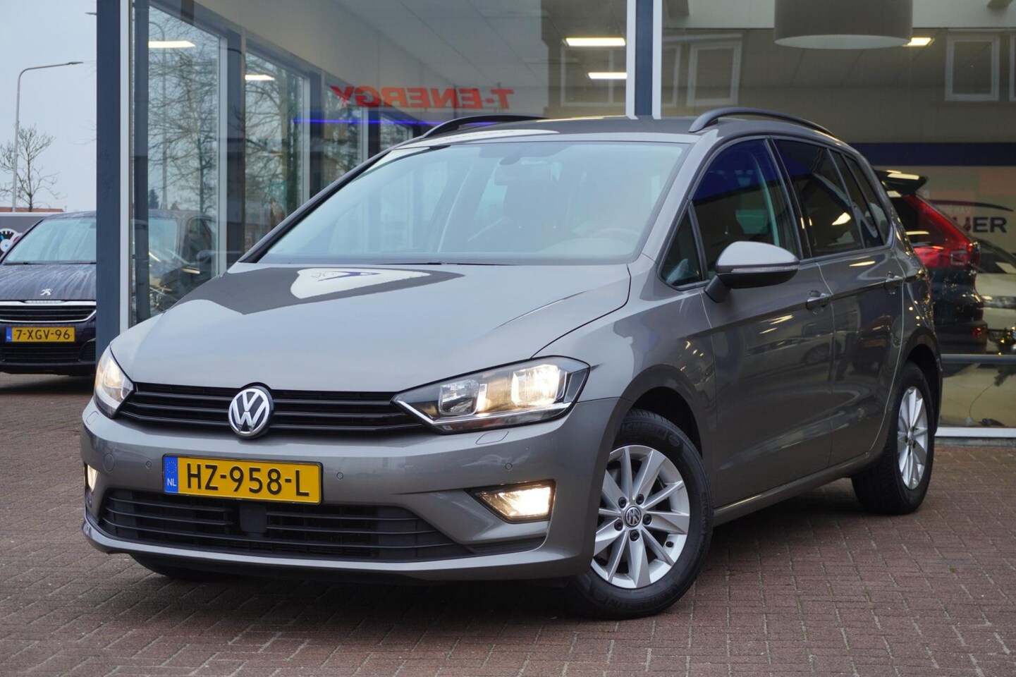 Volkswagen Golf Sportsvan - 1.2 TSI Highline | 101.000km | Airco | Elek. pakket | PDC | Trekhaak | Dealerauto | Inruil - AutoWereld.nl