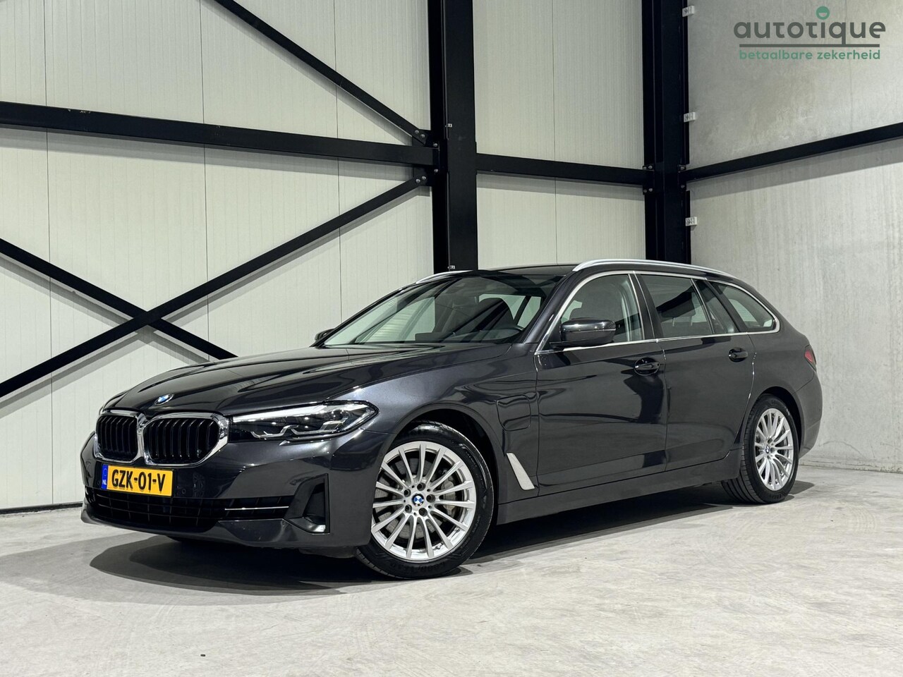 BMW 5-serie Touring - 530e Business Aut. | leder | navi | parkeerassistent | sfeer verlichting | - AutoWereld.nl