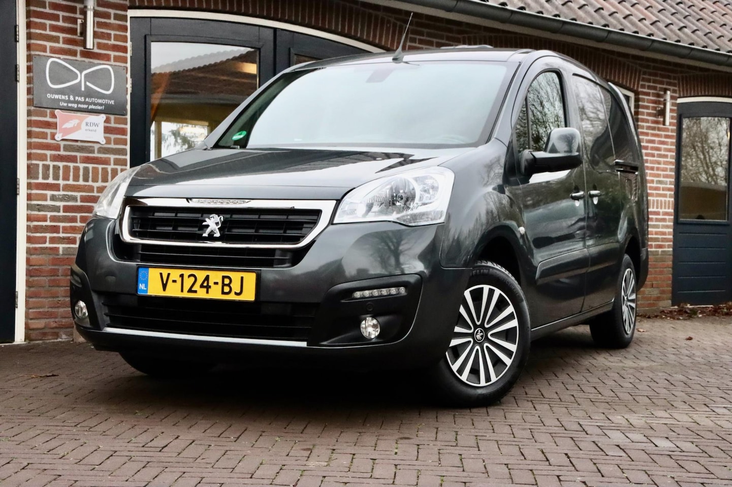 Peugeot Partner - 122 1.6 BlueHDi 100 L2 Premium Pack S&S | NAVIGATIE | 1E EIGENAAR | CAMERA - AutoWereld.nl