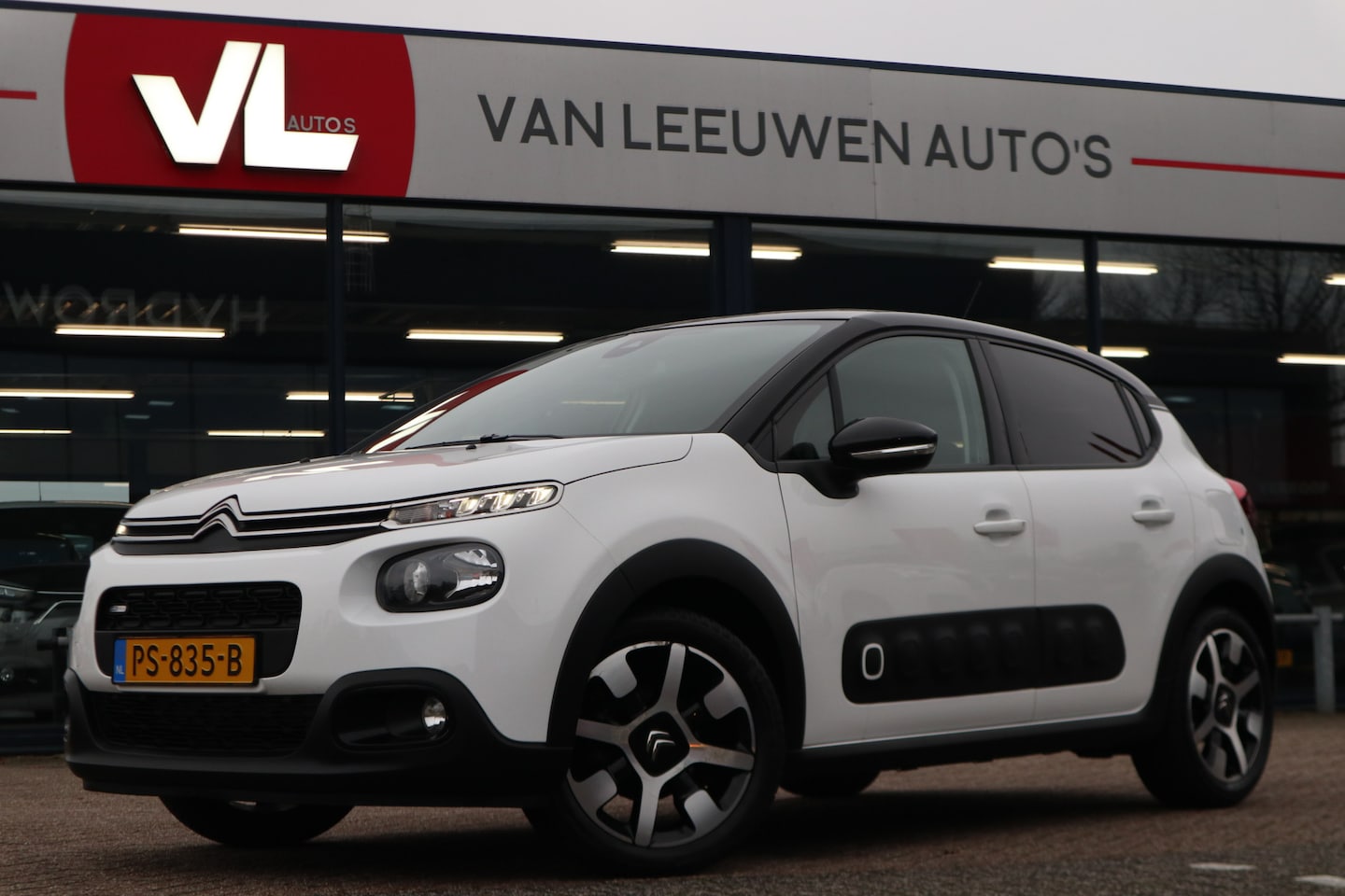 Citroën C3 - 1.2 PureTech Shine | Navi | Clima | Trekhaak - AutoWereld.nl