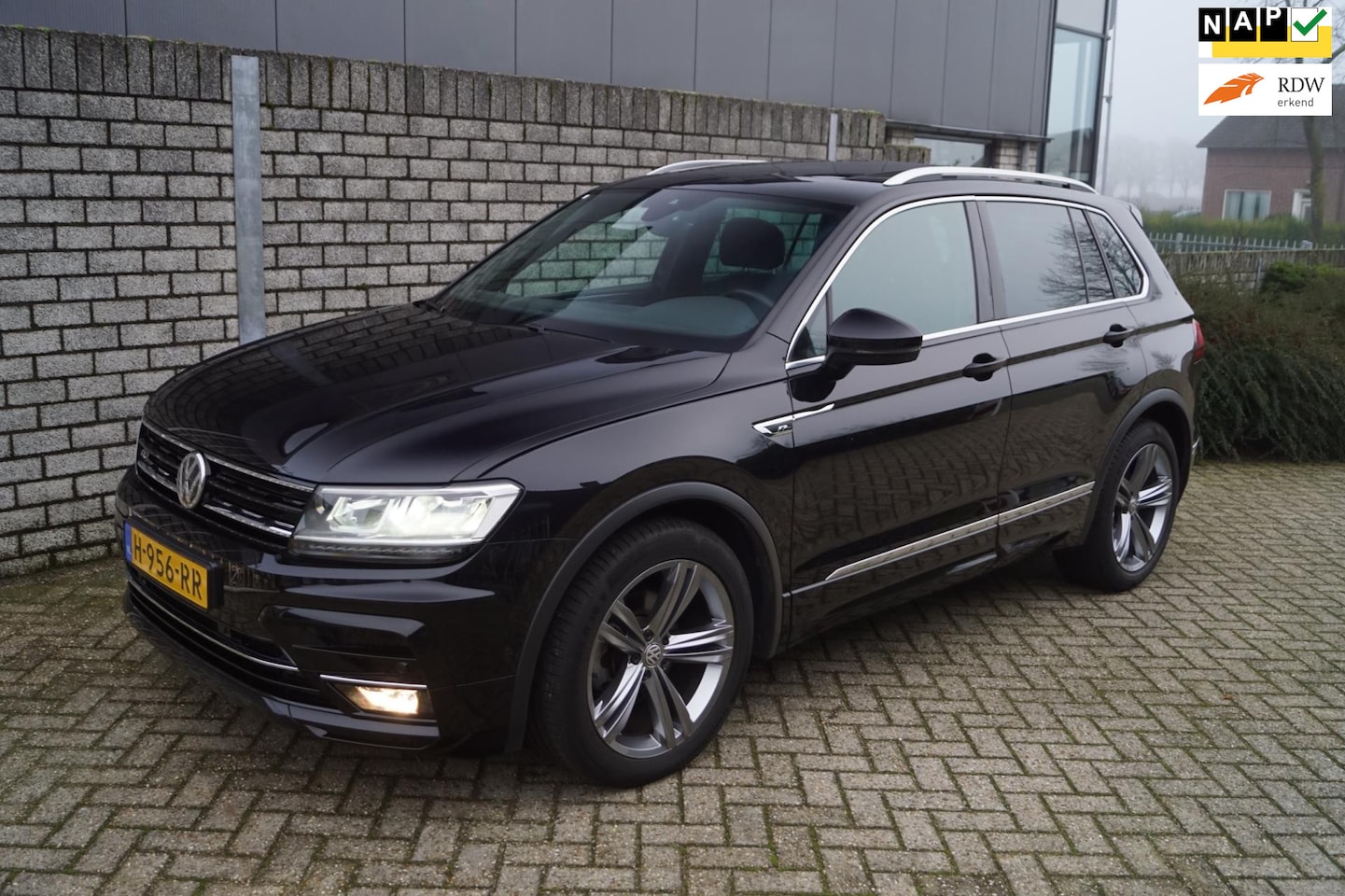 Volkswagen Tiguan - 1.5 TSI ACT Comfortline Business R Panodak Sportst Stoelverw NavI Camera Clima Adaptieve C - AutoWereld.nl