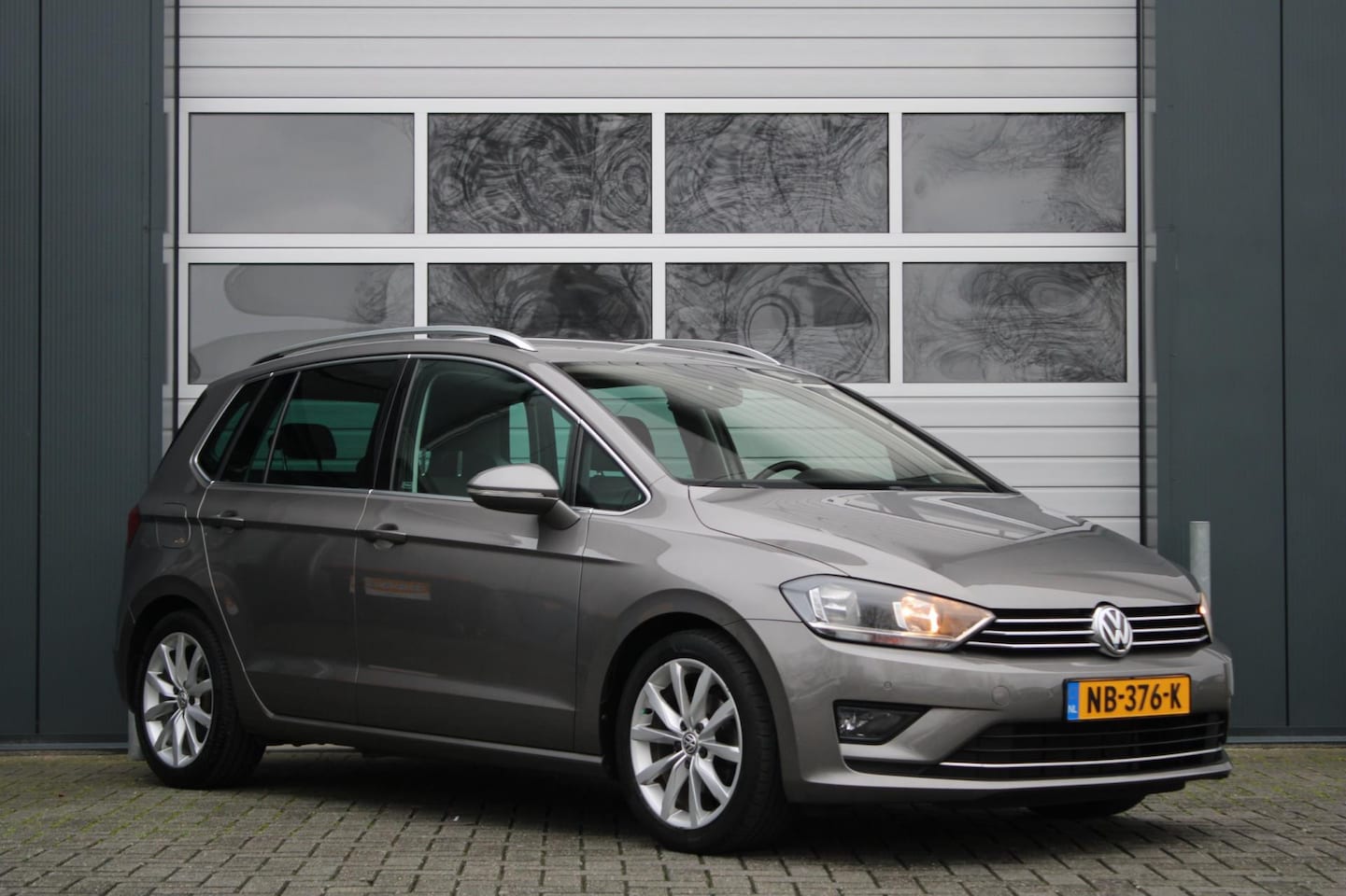 Volkswagen Golf Sportsvan - 1.2 TSI Connected Series Clima/Cruise/Navi/Bluetooth/Camera/Stoelverwarming/PDC/AppleCarpl - AutoWereld.nl