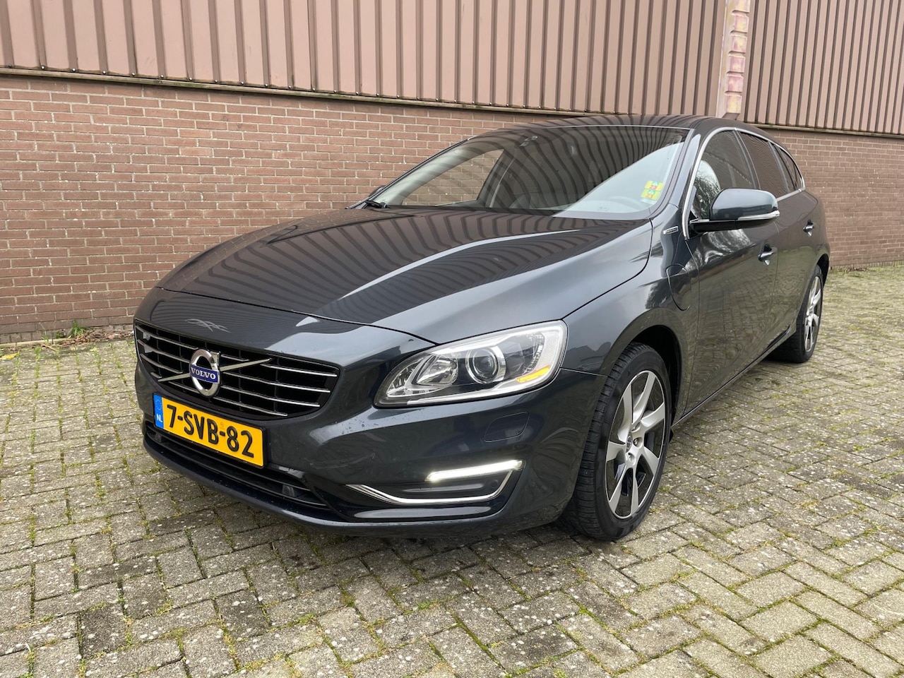 Volvo V60 - 2.4 D6 AWD Plug-In Hybrid Pano Leer Navi - AutoWereld.nl