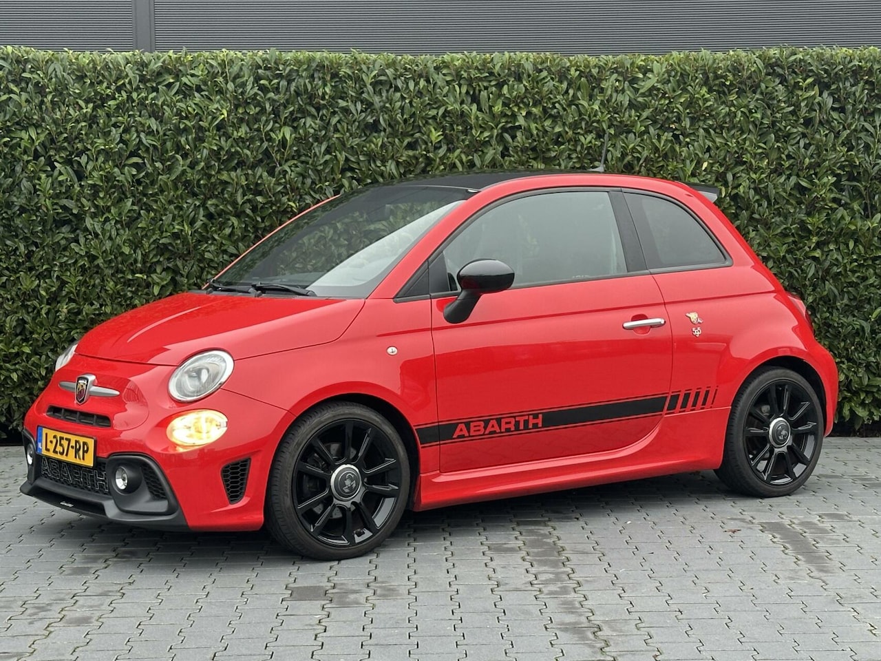 Fiat 500 Abarth - 1.4 T-Jet Turismo CARBON KUIPSTOELEN, NAVIGATIE, CLIMATE, BEATS AUDIO, NAVI, DAB+ - AutoWereld.nl