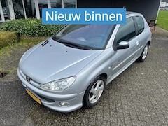 Peugeot 206 - 1.4-16V Quiksilver AIRCO/ALU/ELEKPACK