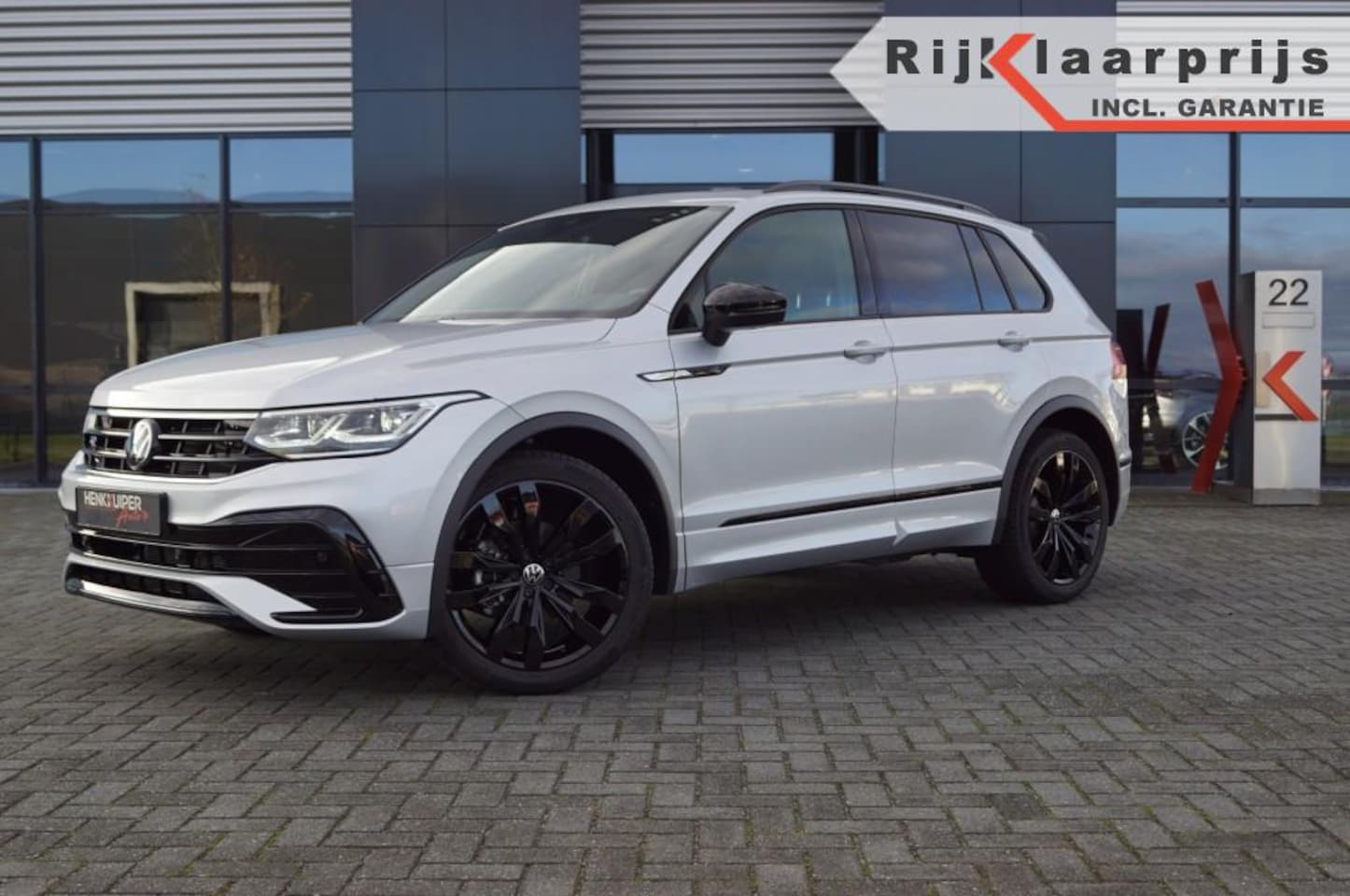 Volkswagen Tiguan - 1.5 TSI DSG R-Line Blackstyle/ Panodak /IQ LED/ Trekhaak/Camera - AutoWereld.nl