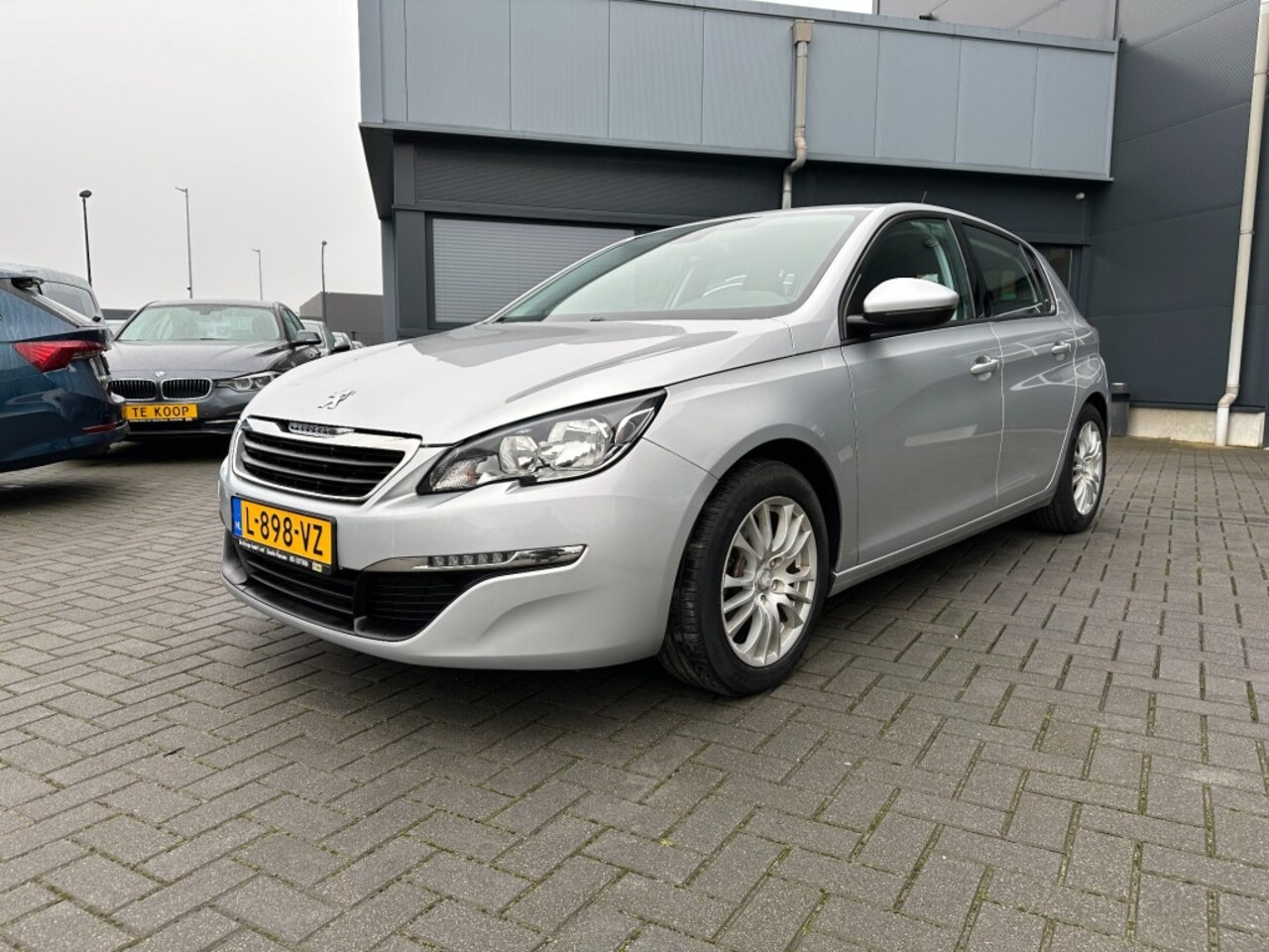 Peugeot 308 - 1.2 PureTech Allure Navigatie + trekhaak + airco - AutoWereld.nl