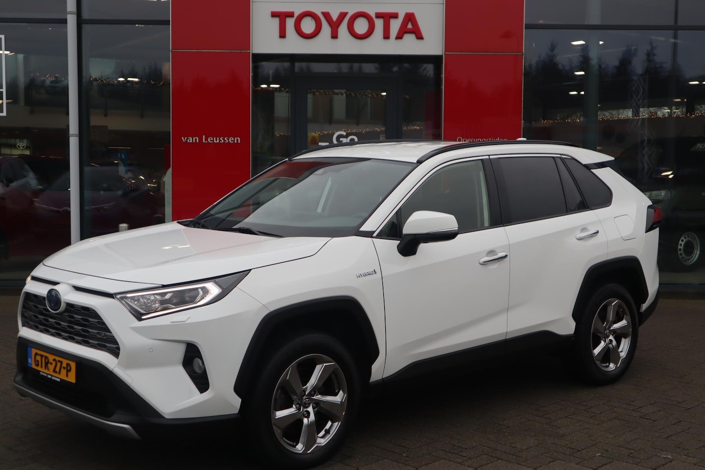 Toyota RAV4 - 2.5 Hybrid AWD EXECUTIVE STUURWIEL/STOELVERW APPLE/ANDROID BLIND SPOT LEDER EL-STOEL PARK- - AutoWereld.nl