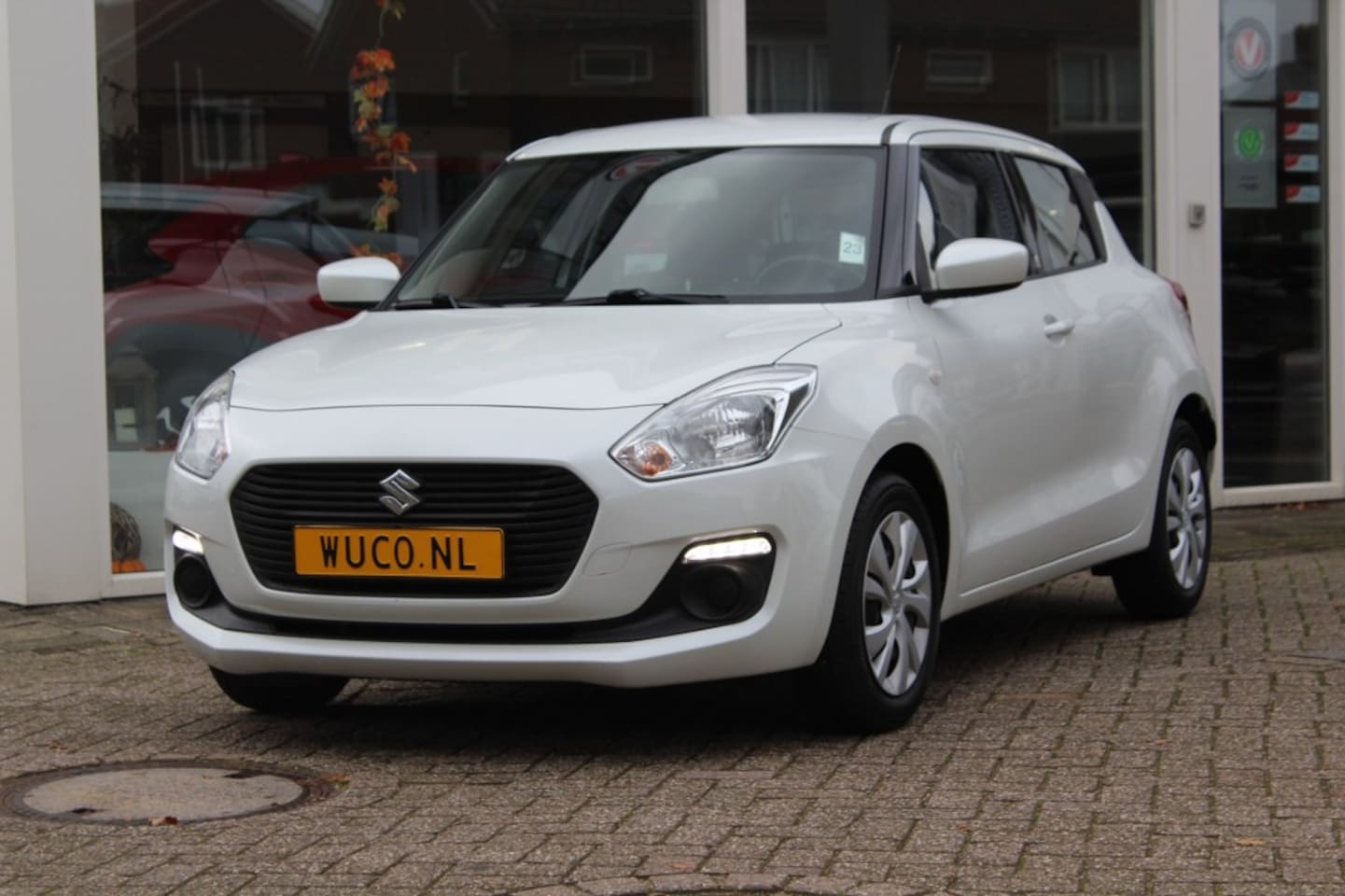 Suzuki Swift - 1.2 COMFORT SMART HYBIDE AIRCO CRUISE - AutoWereld.nl