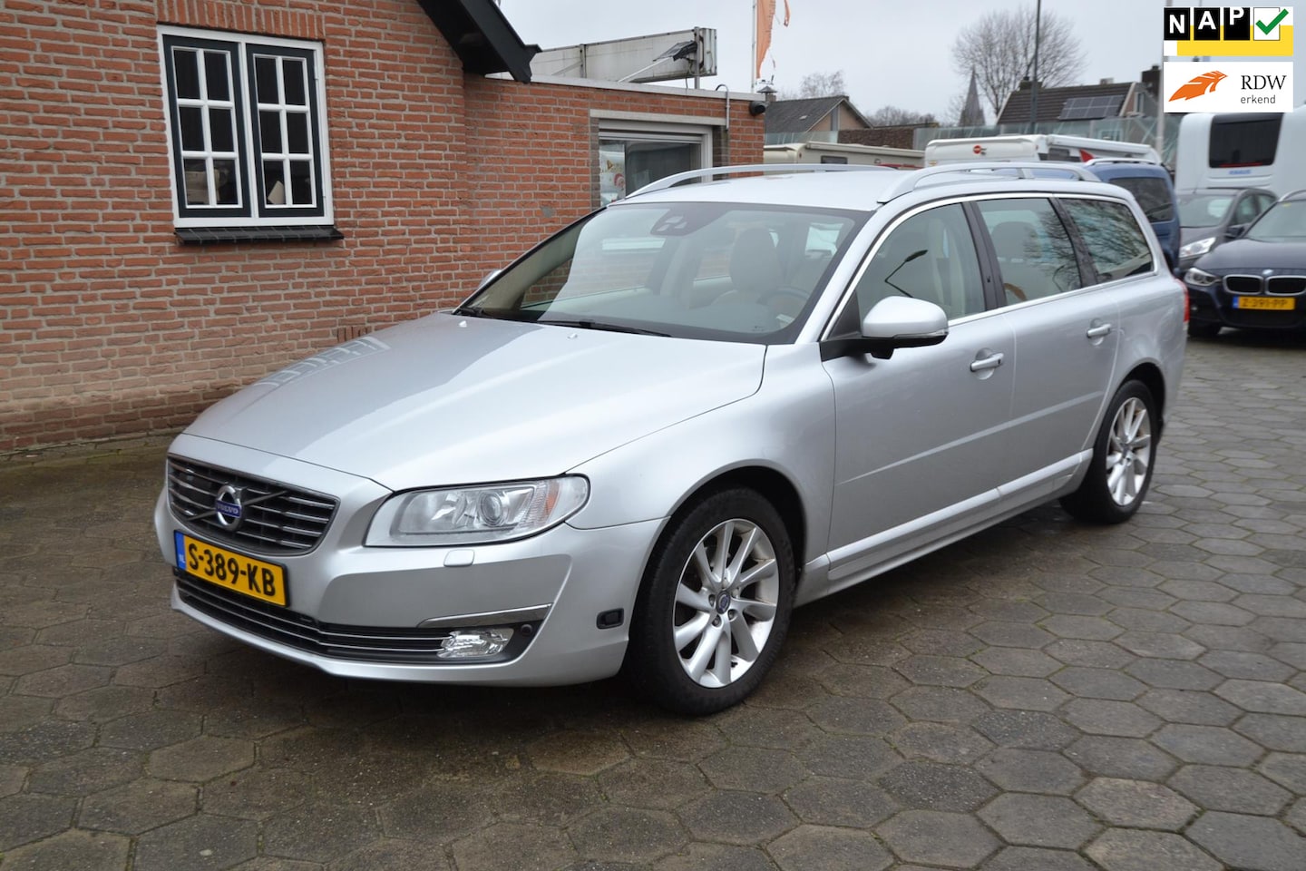 Volvo V70 - 2.0 T5 Summum - Airco - Navigatie - leer - Velgen - Dakrail - Afn.Trekhaak - Stoelverw+Stu - AutoWereld.nl