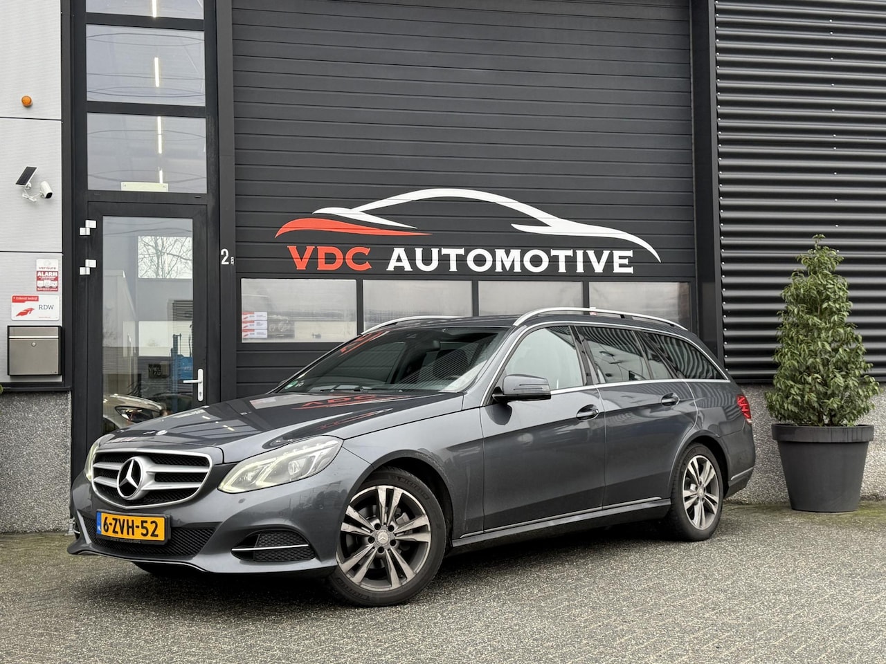 Mercedes-Benz E-klasse Estate - 200 Dealer Onderhouden | LED |  Parkeersensoren | Navi | Stoelverwarming - AutoWereld.nl