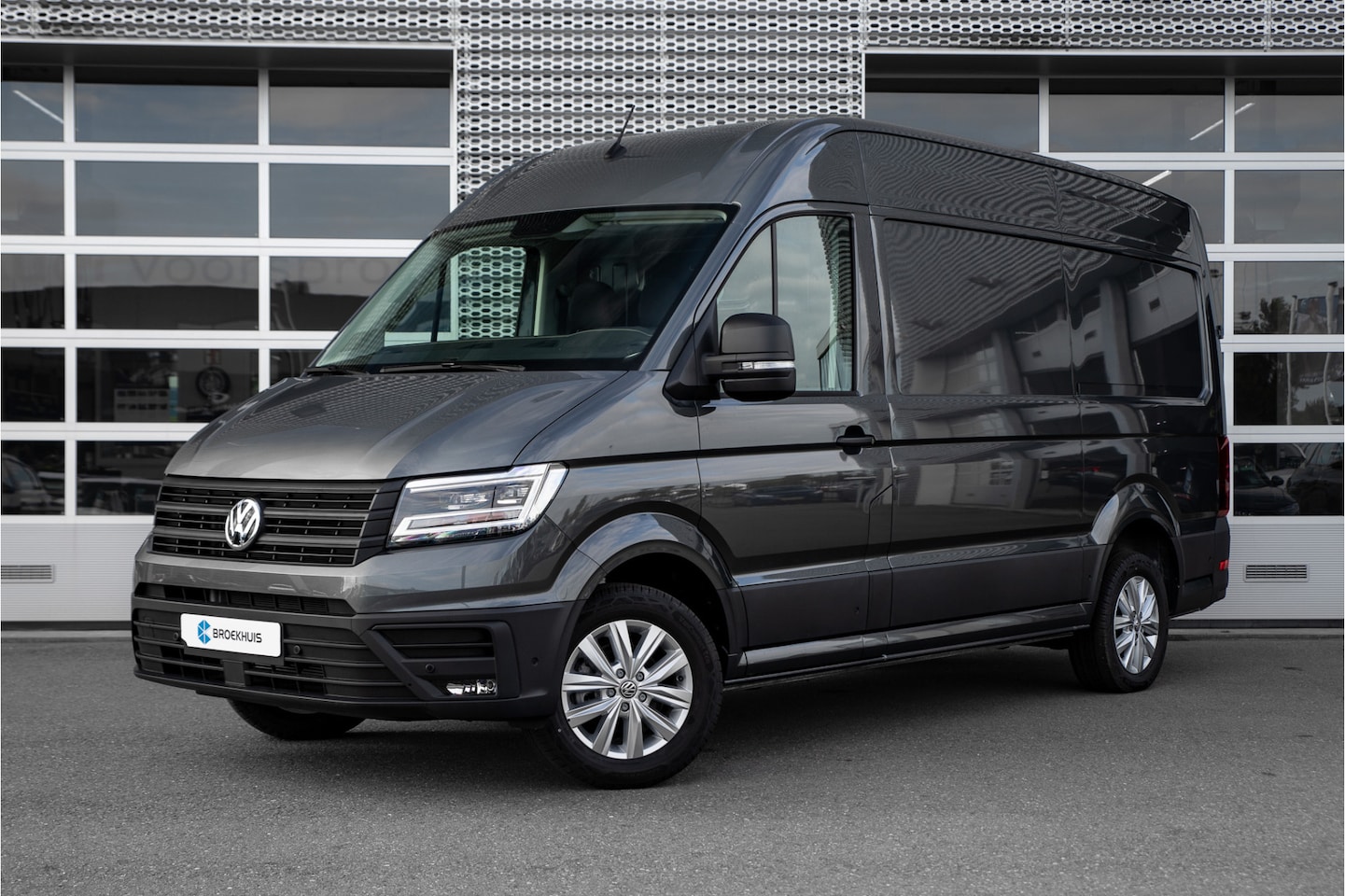 Volkswagen Crafter - | Exclusive | Led | Adaptive Cruise | Trekhaak | Camera | Laadruimte inrichting - AutoWereld.nl