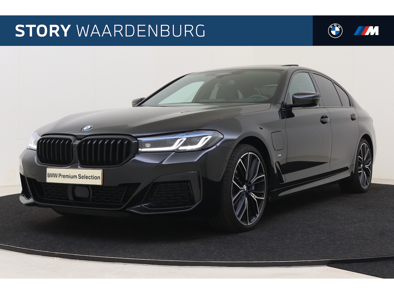 BMW 5-serie - 545e xDrive High Executive M Sport Automaat / Schuif-kanteldak / Soft Close / Laserlicht / - AutoWereld.nl