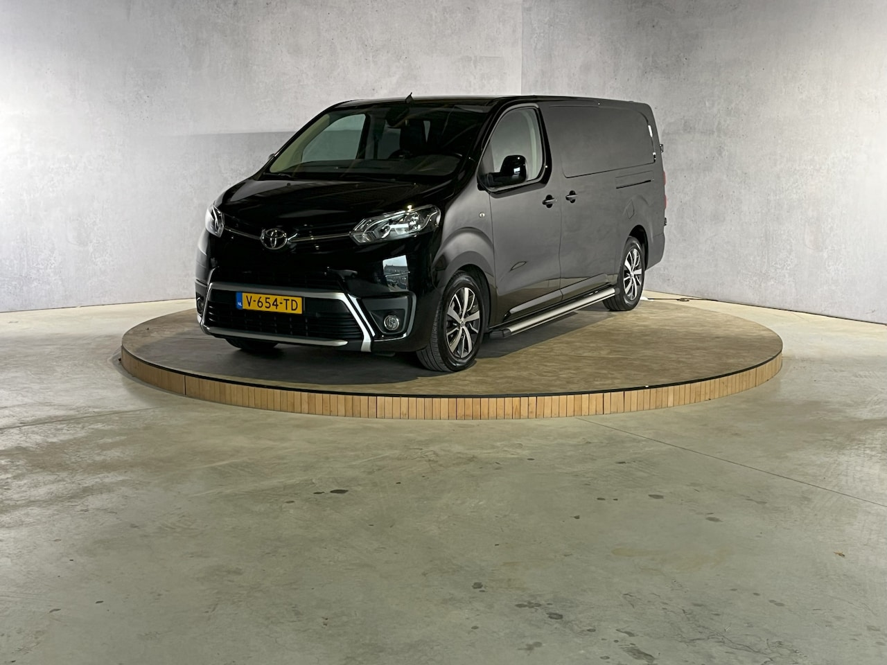 Toyota PROACE Long Worker - 2.0 D-4D Professional DC | Geruit leer | Dubbele schuifdeur - AutoWereld.nl