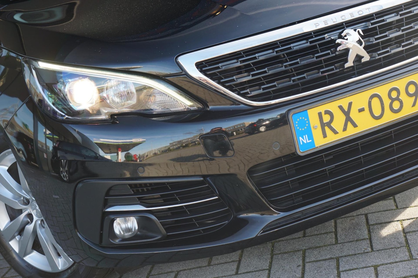 Peugeot 308 SW - 1.2 PureTech Blue Lease Executive - Noir Perla Nera - Chique - AutoWereld.nl