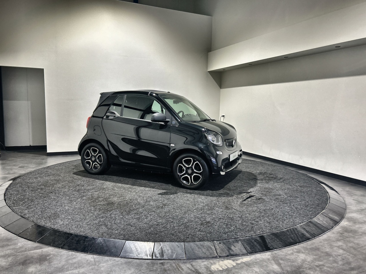 Smart Fortwo cabrio - EQ pure 18 kWh Navigatie | Lichtmetalen Velgen - AutoWereld.nl