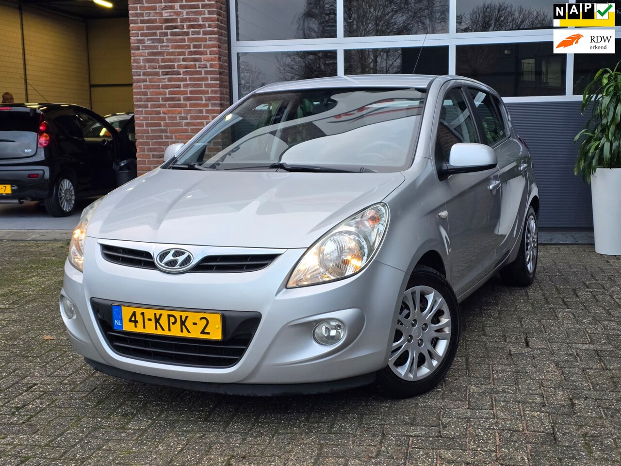 Hyundai i20 - 1.2i DynamicVersion Nap |Dealer onderhouden|Trekhaak - AutoWereld.nl