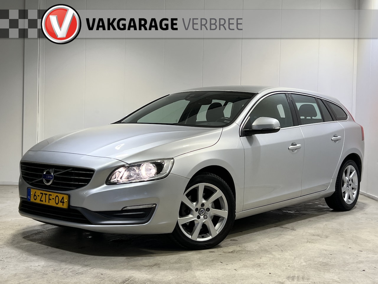 Volvo V60 - 1.6 T3 Momentum | Navigatie | LM Velgen 17" | Trekhaak | Cruise Control | PDC Achter | Air - AutoWereld.nl