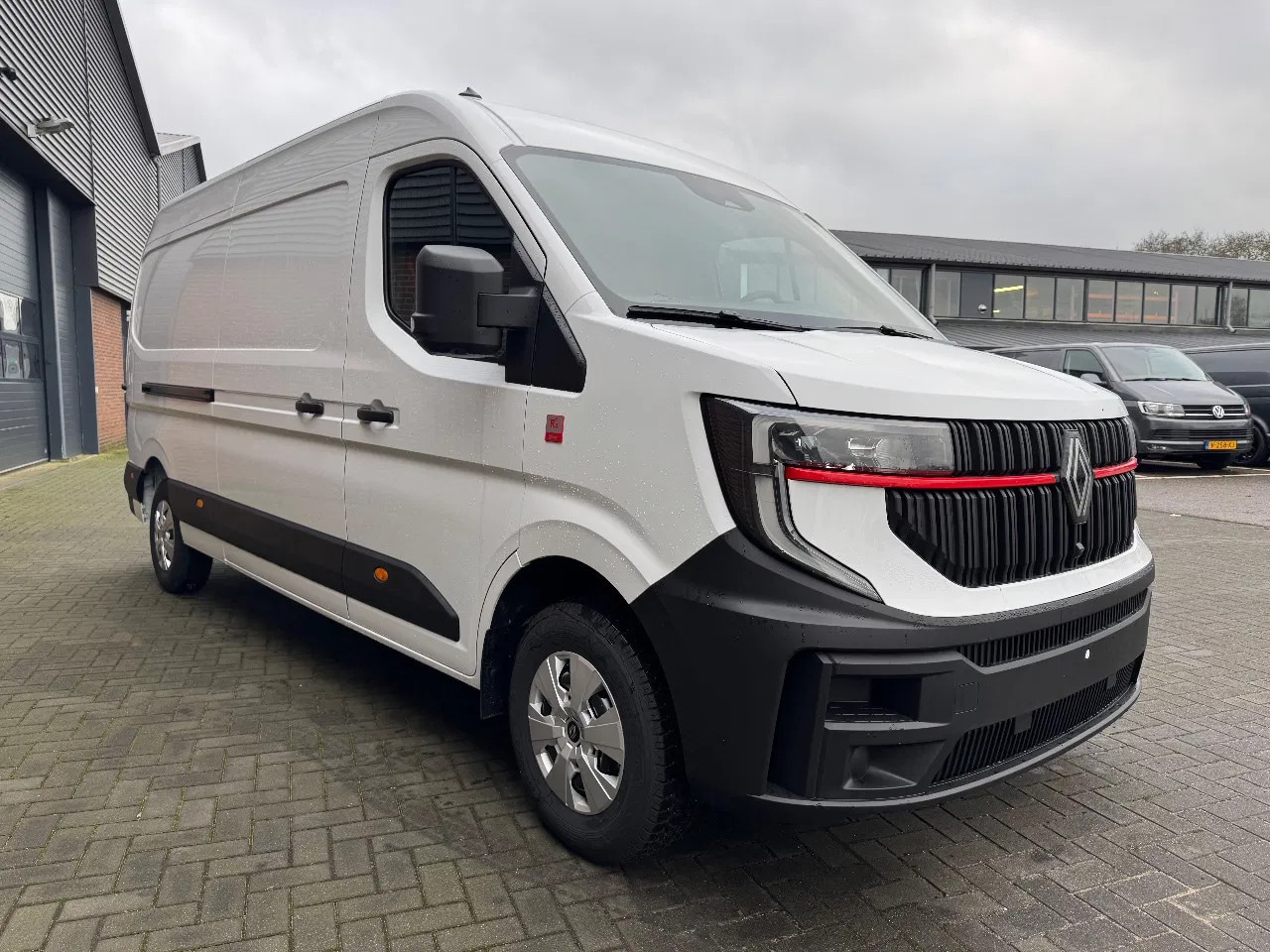 Renault Master - NEW Red Edition L3H2 150pk VOORRRAAD - AutoWereld.nl