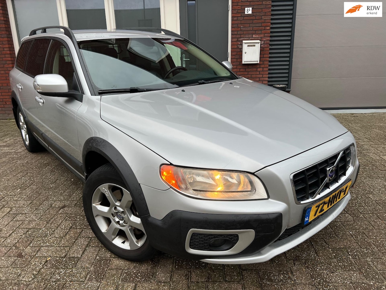 Volvo XC70 - 2.4 D5 Kinetic / TV Scherm / Navi / Leder / PDC / Keyless - AutoWereld.nl