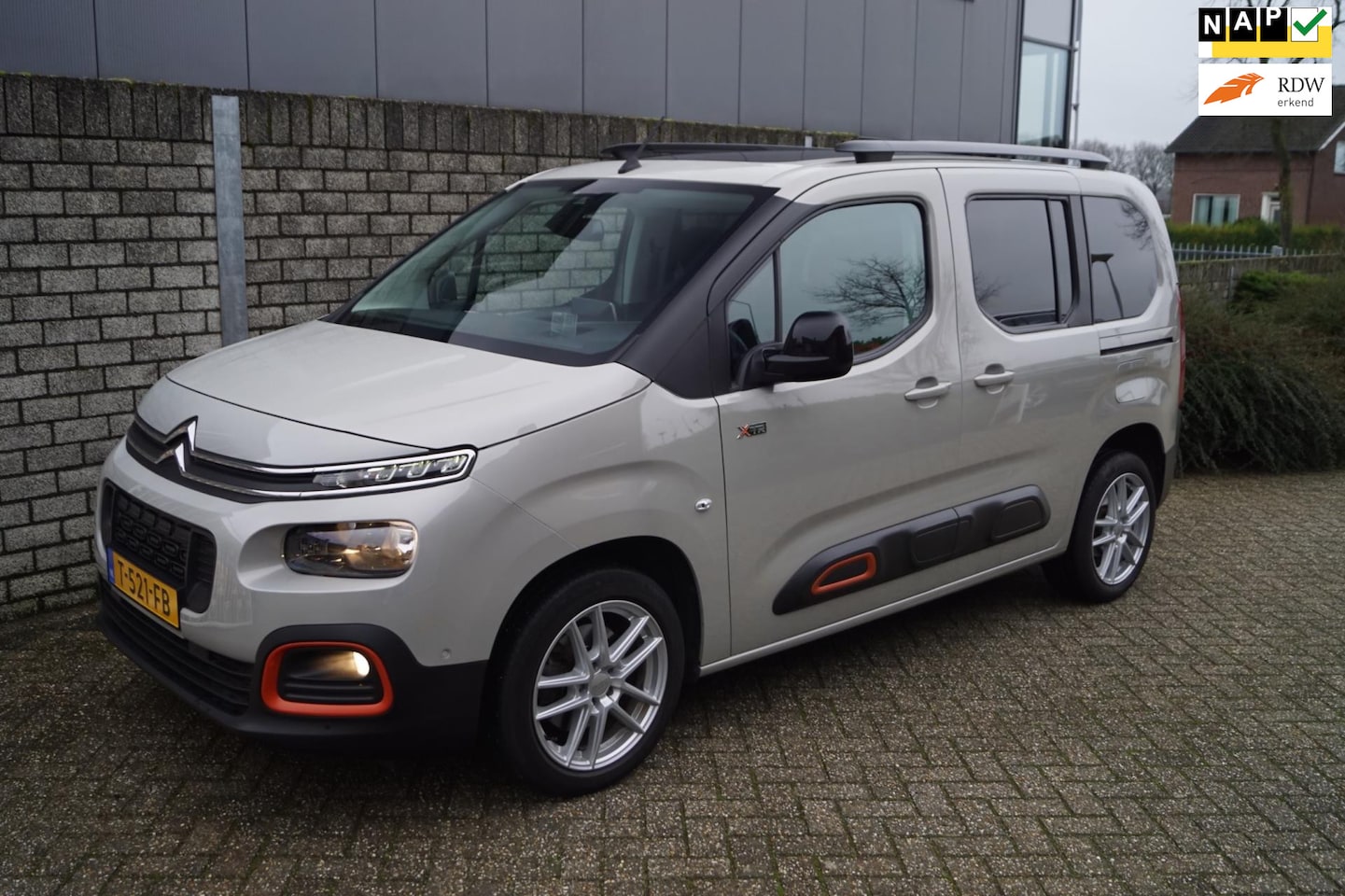 Citroën Berlingo - 1.2 PureTech Shine XTR Autom Panodak Navi Camera Head-Up Clima Cruise 2x PDC Apple Carplay - AutoWereld.nl