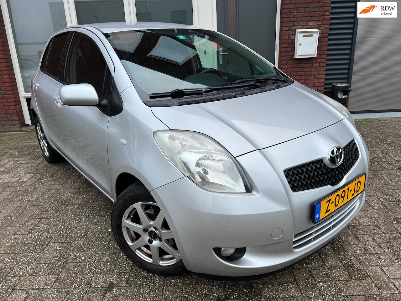 Toyota Yaris - 1.3 VVTi Terra / Clima / Keyless / AUT / 5DRS - AutoWereld.nl