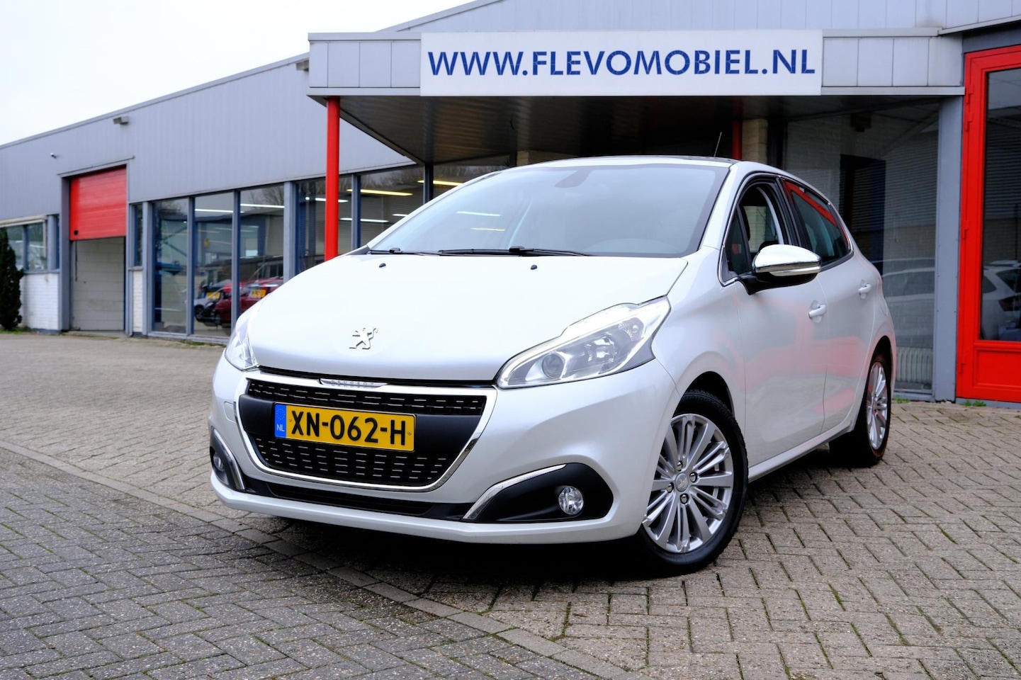 Peugeot 208 - 1.5 BlueHDi Blue Lease Allure Pano|Navi|1e Eig|Clima|LMV - AutoWereld.nl