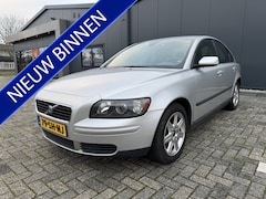 Volvo S40 - 1.8 Kinetic NETTE AUTO AIRCO CRUISE NW. APK. TREKHAAK