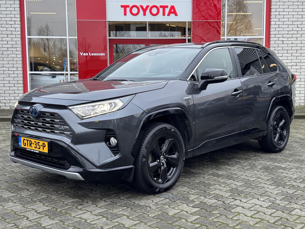 Toyota RAV4 - 2.5 HYBRID AWD BI-TONE STOELVERW EL-STOEL JBL EL-ACHTERKLEP LED KEYLESS PARK-SENSOREN APPL - AutoWereld.nl