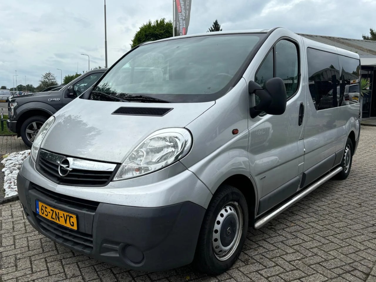 Opel Vivaro - Benzine Youngtimer - AutoWereld.nl